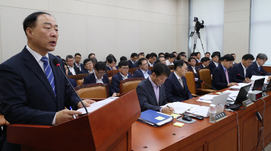 업무보고 하는 홍남기 경제부총리       (서울=연합뉴스) 이진욱 기자 = 홍남기 경제부총리 겸 기획재정부 장관이 18일 국회에서 열린 기획재정위원회 전체회의에서 업무보고를 하고 있다. 2019.7.18      cityboy@yna.co.kr  (끝)